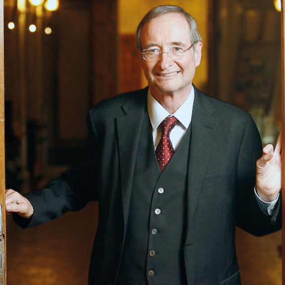 Christoph Leitl stehend im Türrahmen